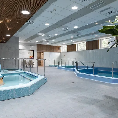 Kruunupuisto Szálloda 4*